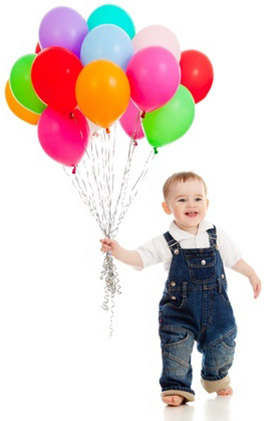 pequeño con globos en ocioanimado